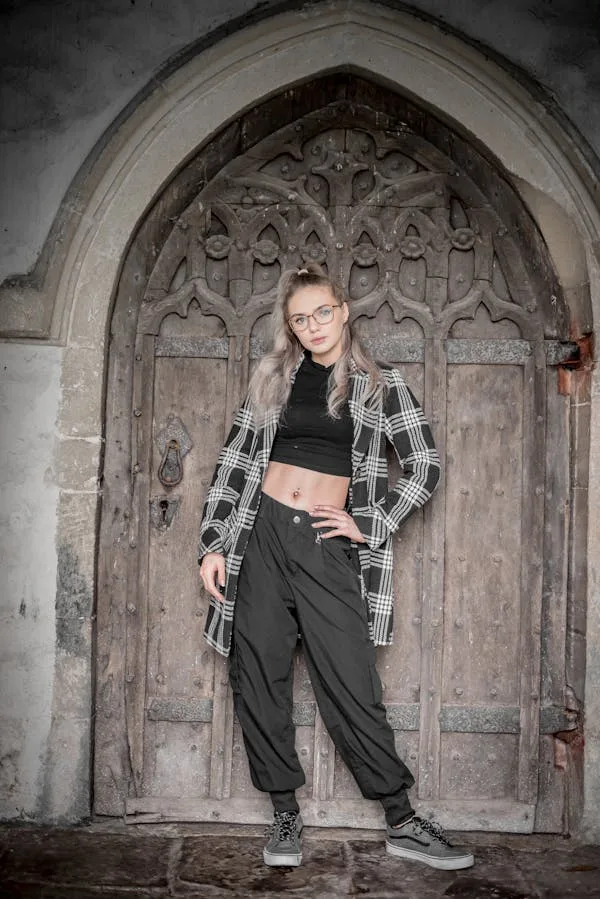 How to style trousers with an oversized blazer + sneakers?
